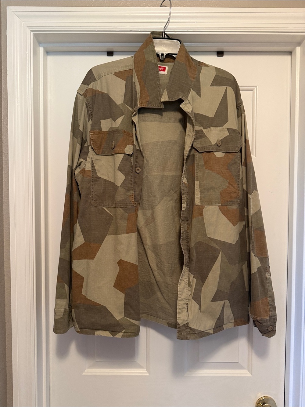 Wrangler long-sleeve utility overshirt camo